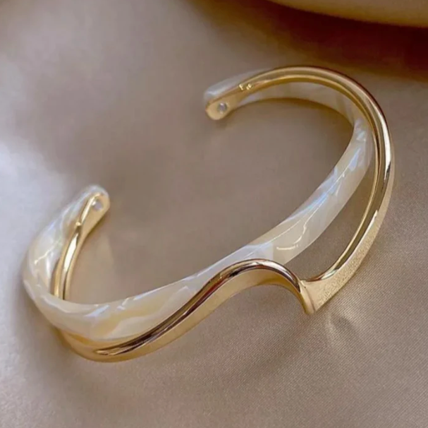 Ilse - Elegantes goldenes Armband mit weißem Opal
