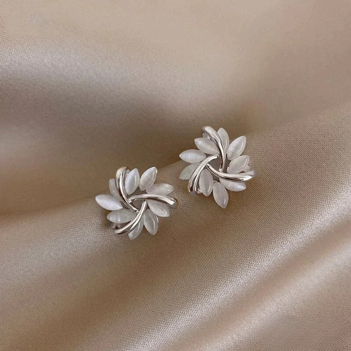Ilse  - Elegante und exquisite Opal-Ohrstecker mit Blütenblatt-Motiv in Gold