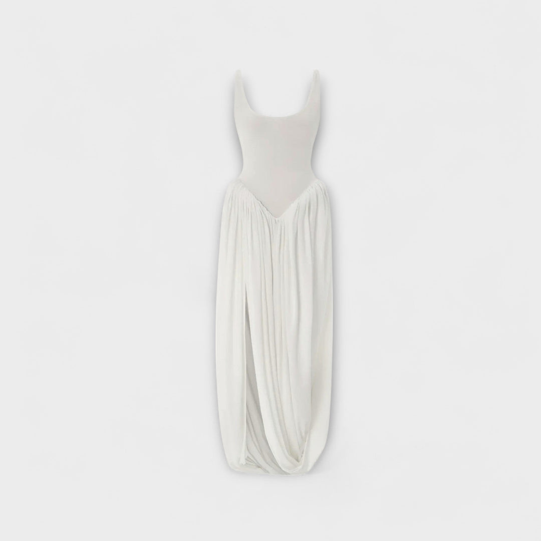 Sarah - Drapiertes Maxikleid mit skulpturalem Rock und seitlichem Schlitz