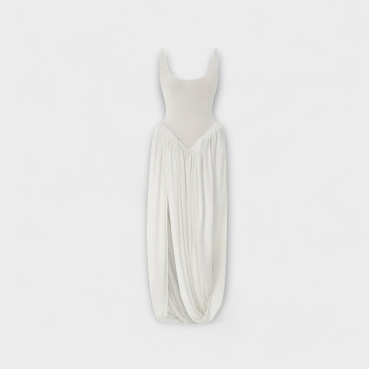 Sarah - Drapiertes Maxikleid mit skulpturalem Rock und seitlichem Schlitz