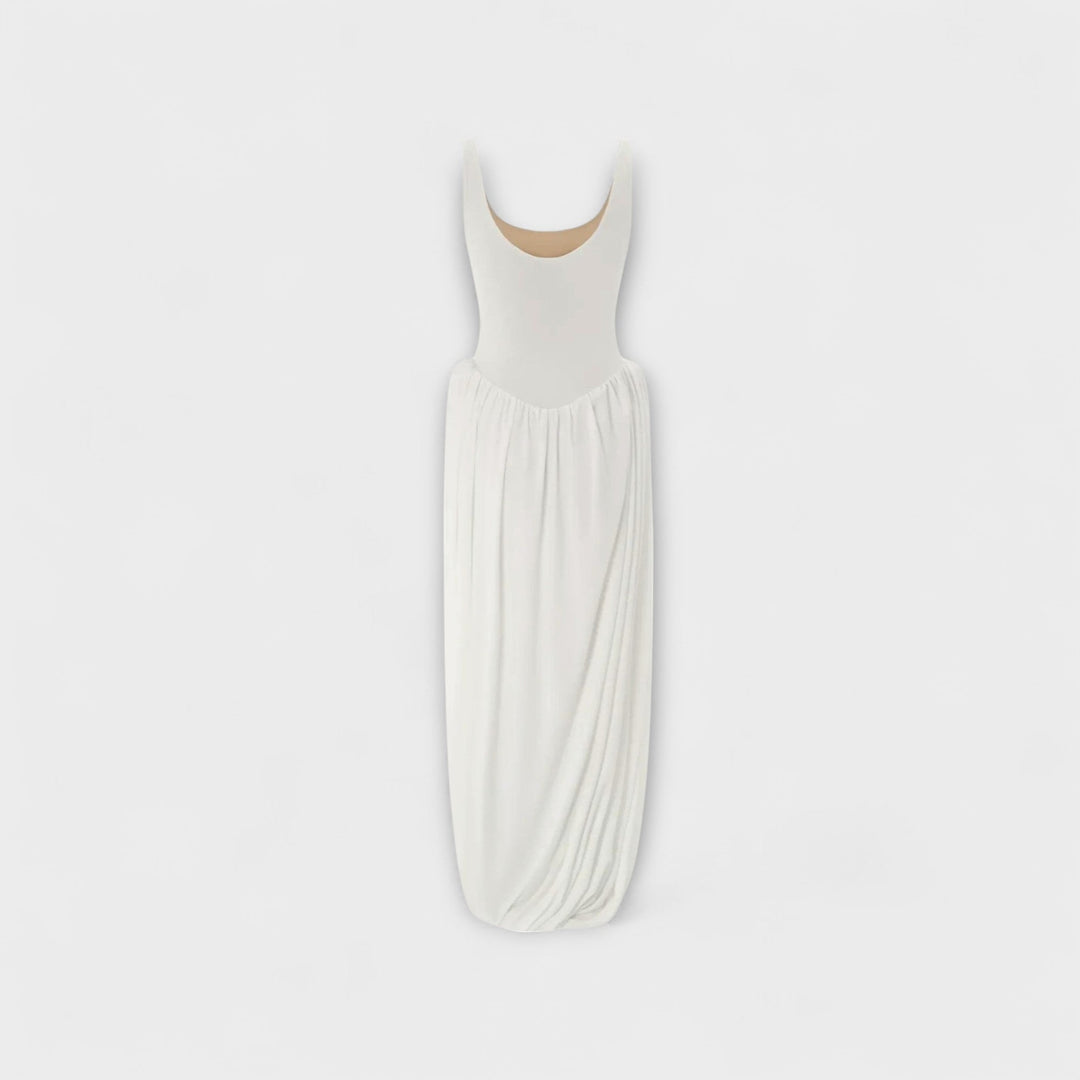 Sarah - Drapiertes Maxikleid mit skulpturalem Rock und seitlichem Schlitz
