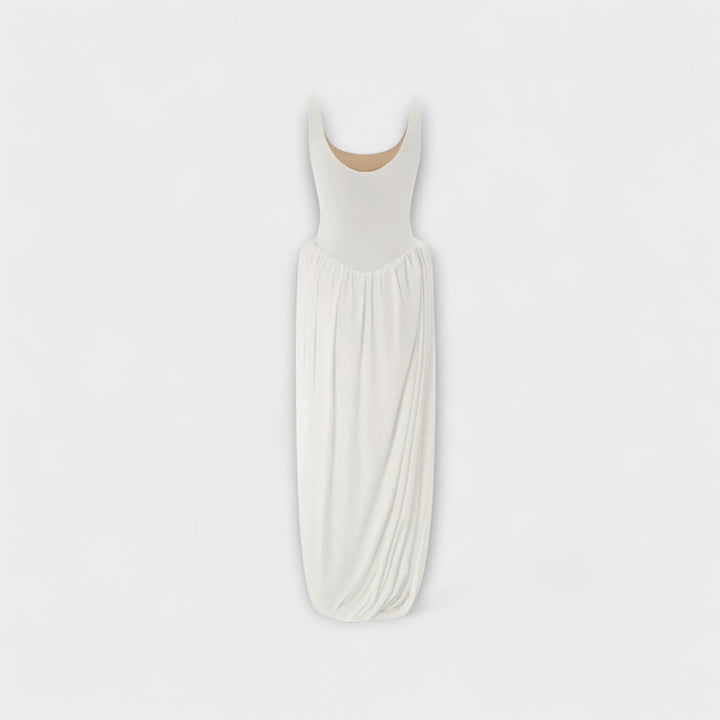 Sarah - Drapiertes Maxikleid mit skulpturalem Rock und seitlichem Schlitz