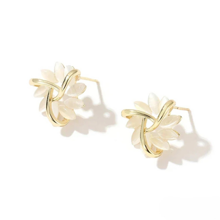 Ilse  - Elegante und exquisite Opal-Ohrstecker mit Blütenblatt-Motiv in Gold