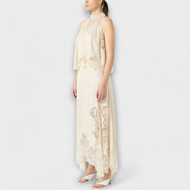 Fredrika – Satin-Set mit Spitzenakzenten und plissiertem Ausschnitt