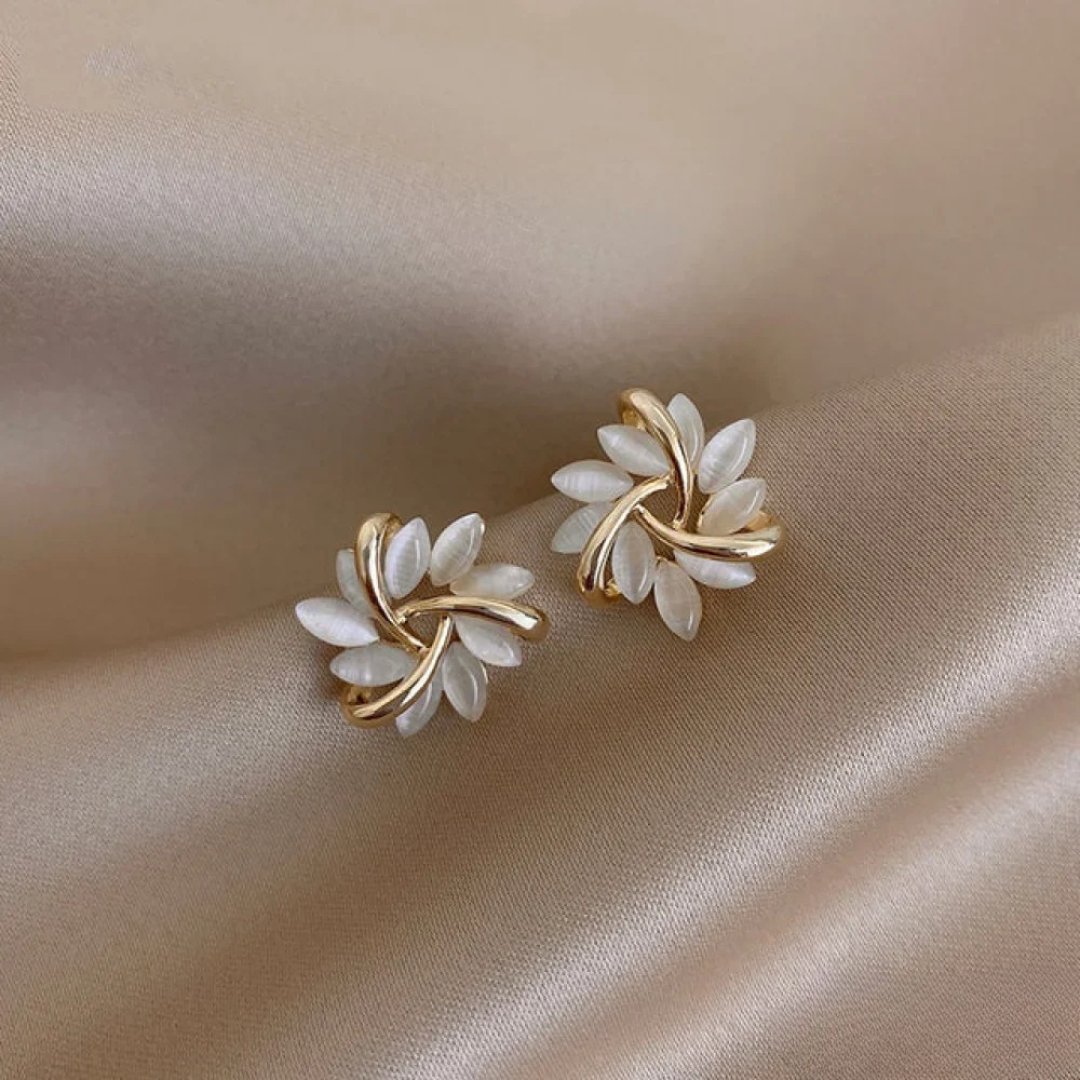 Ilse  - Elegante und exquisite Opal-Ohrstecker mit Blütenblatt-Motiv in Gold