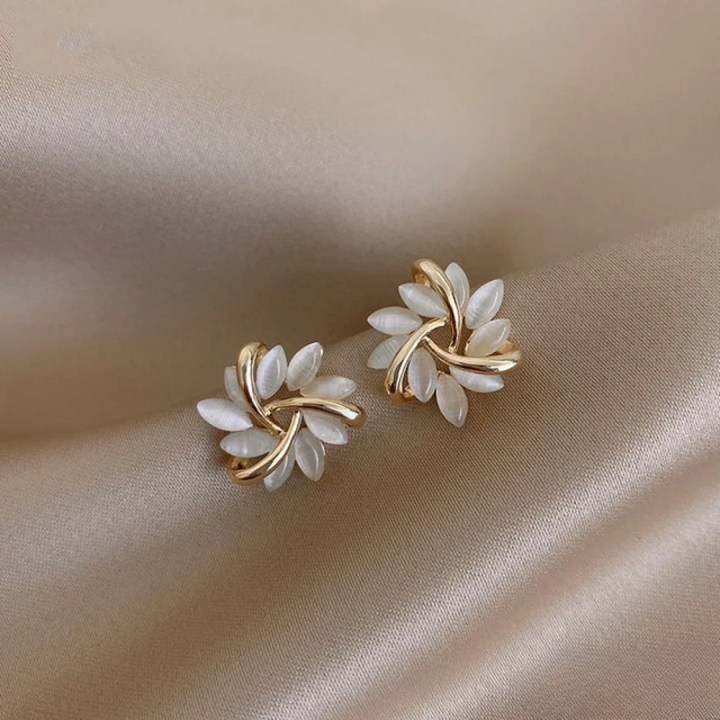 Ilse  - Elegante und exquisite Opal-Ohrstecker mit Blütenblatt-Motiv in Gold
