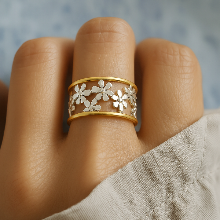 Ilse – Anmutiger, unregelmäßiger verstellbarer Ring mit hohler Margerite