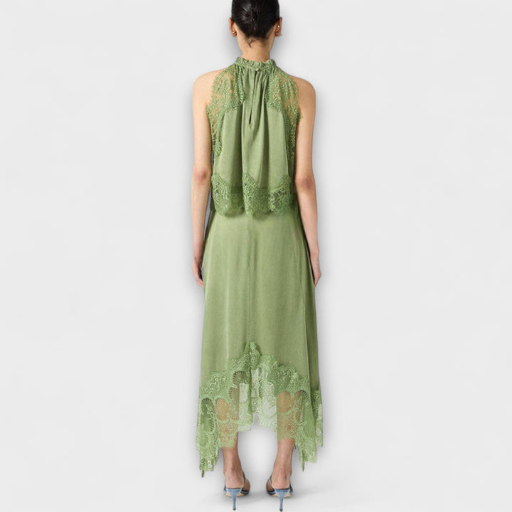 Fredrika – Satin-Set mit Spitzenakzenten und plissiertem Ausschnitt