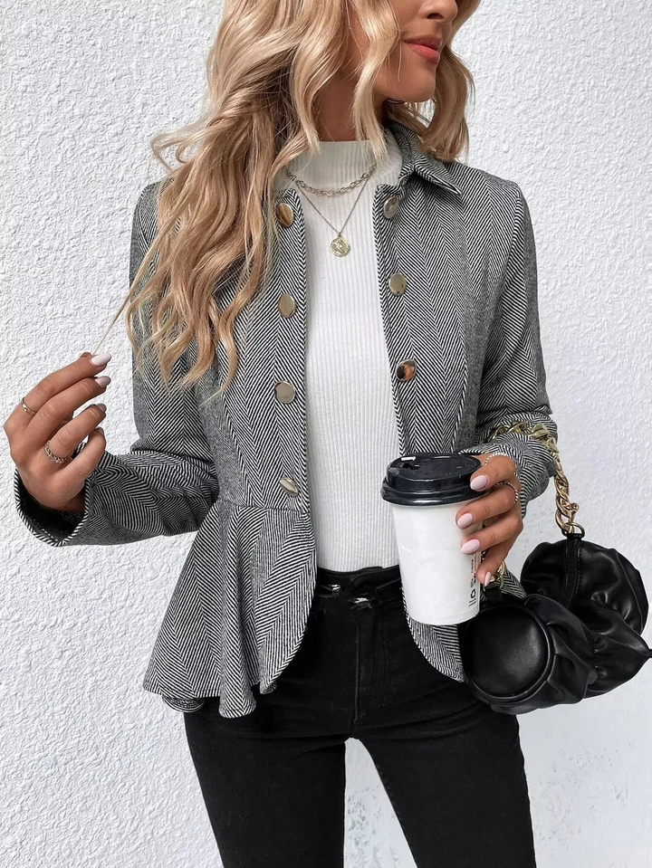 Christa - Der Blazer mit Rüschen-Details
