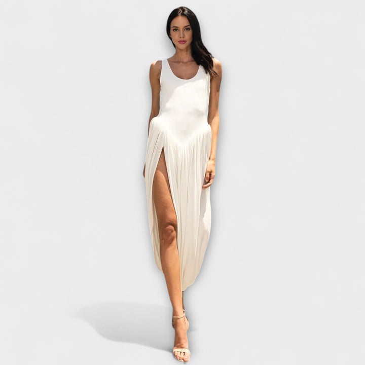 Sarah - Drapiertes Maxikleid mit skulpturalem Rock und seitlichem Schlitz