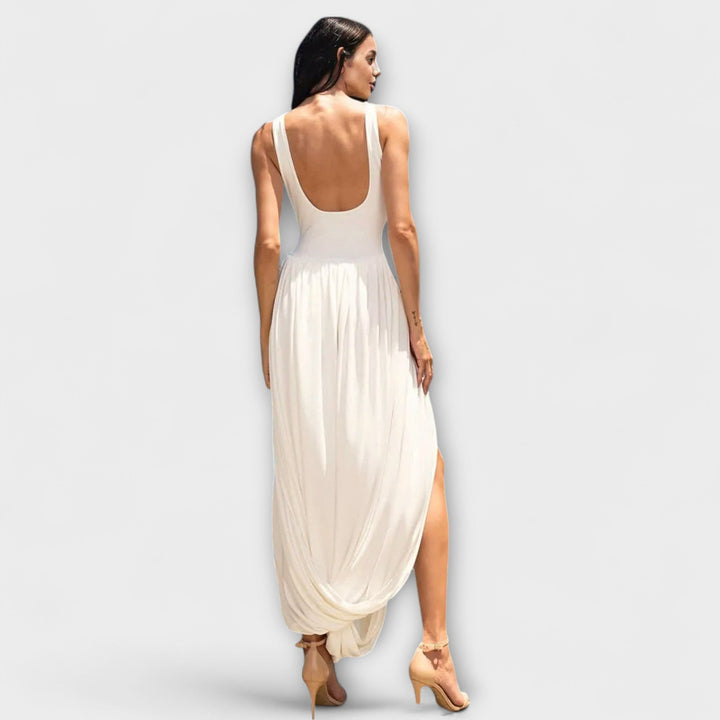 Sarah - Drapiertes Maxikleid mit skulpturalem Rock und seitlichem Schlitz
